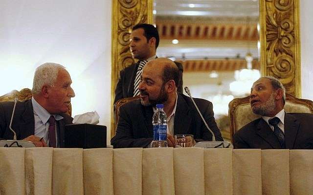 Archivo: El principal negociador de Fatah para las conversaciones de reconciliación Azzam al-Ahmed, a la izquierda, se sienta junto a los líderes de Hamás Moussa Abu Marzoug, centro, y Mahmoud Al Zahar, derecha, durante una conferencia de prensa en El Cairo, Egipto, miércoles 27 de abril de 2011. (AP Photo / Khalil Hamra)