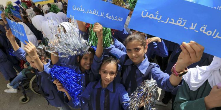Los niños refugiados asisten a una ceremonia oficial para regresar a la escuela en una de las escuelas de la UNRWA en un campamento de refugiados palestinos Al-Wehdat, en Amman, Jordania, el domingo 2 de septiembre de 2018. (AP Photo / Raad Adayleh)