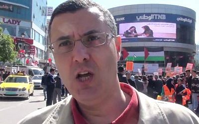 El activista de BDS Omar Barghouti en un mitin pro-boicot en Ramallah, febrero de 2016. (Captura de pantalla de YouTube)