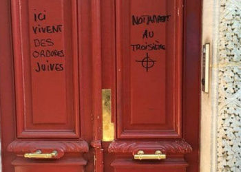 Policía investiga grafiti antisemita que dice "escoria judía" en la puerta de un edificio en París
