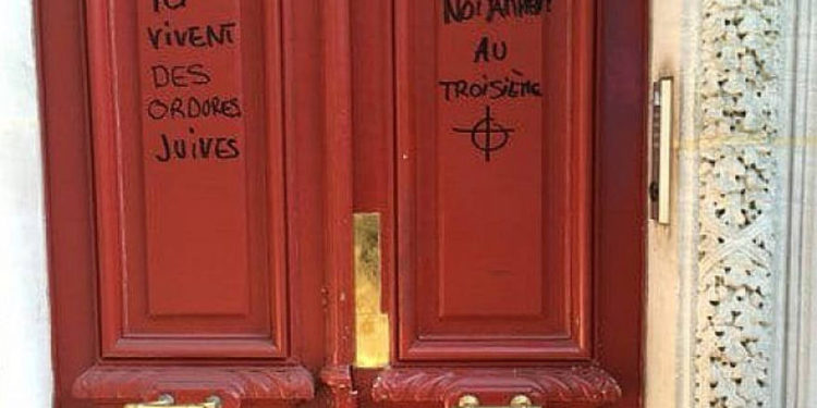Policía investiga grafiti antisemita que dice "escoria judía" en la puerta de un edificio en París