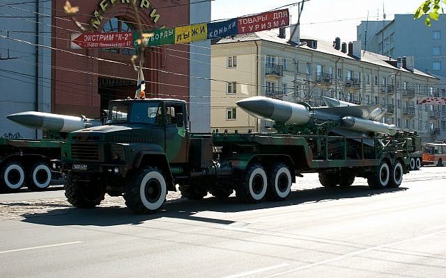 Un misil de defensa aérea S-200 siendo exhibido en Kaliningrado, Rusia, el 9 de mayo de 2008. (Dmitry Shchukin / iStock / Getty Images)