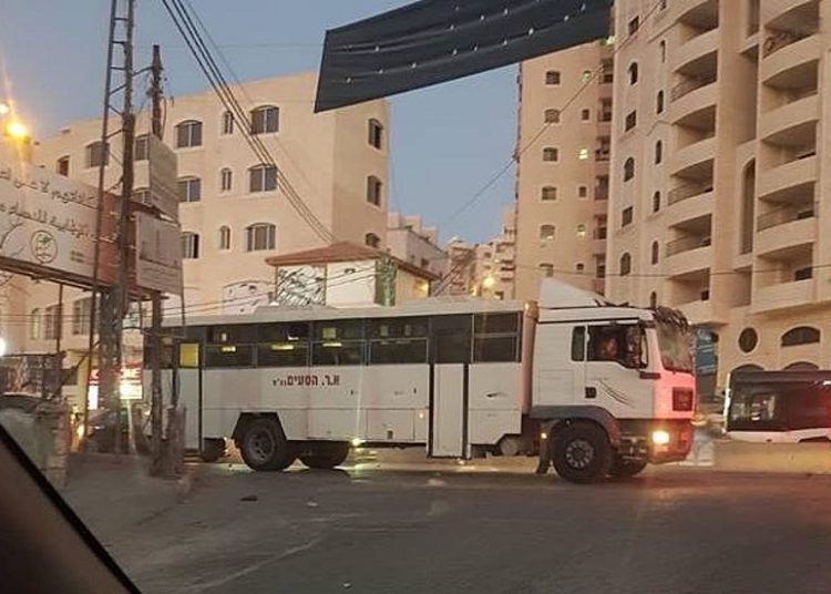 Palestinos atacan autobús de la FDI que ingresó accidentalmente a campamento de refugiados
