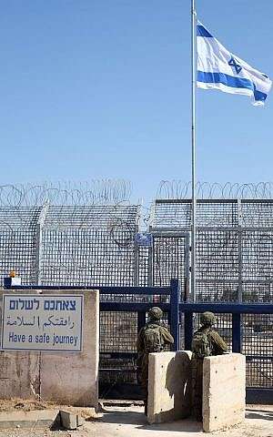 Soldados israelíes custodian el cruce de Quneitra en la frontera siria con los Altos del Golán el 27 de septiembre de 2018. (Judah Ari Gross / Times of Israel)