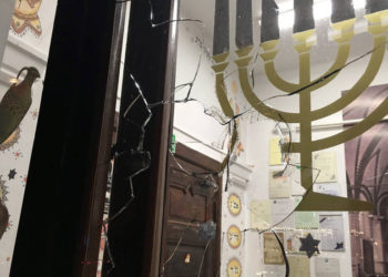 Hombre que realizó un ataque antisemita en una sinagoga de Polonia es arrestado