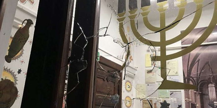 Se ve una ventana rota en la Nueva Sinagoga de Gdansk, Polonia, después de que se arrojó una piedra durante las oraciones de Yom Kippur el 20 de septiembre de 2018. (GWŻ Gdańsk mediante el Congreso Judío Mundial)