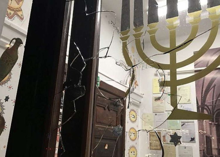 Se ve una ventana rota en la Nueva Sinagoga de Gdansk, Polonia, después de que se arrojó una piedra durante las oraciones de Yom Kippur el 20 de septiembre de 2018. (GWŻ Gdańsk mediante el Congreso Judío Mundial)