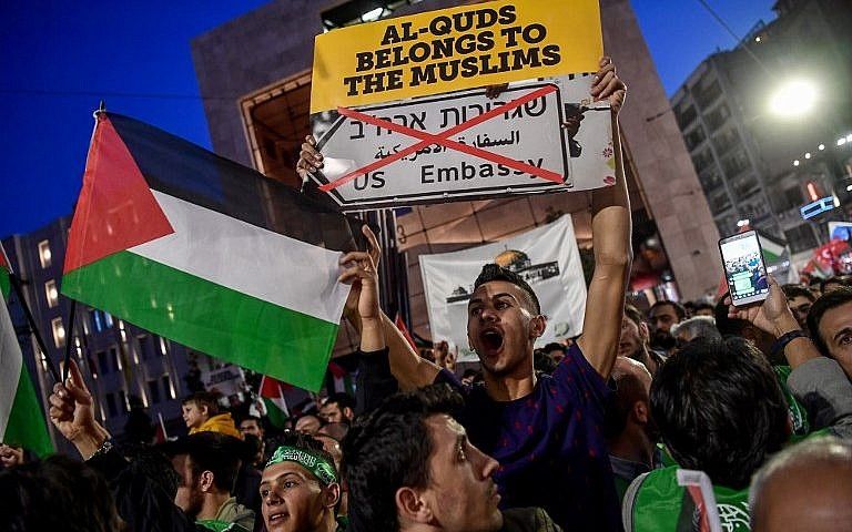Un manifestante sostiene una pancarta que dice “Al-Quds (Jerusalén en árabe) pertenece a los musulmanes” durante una protesta en Estambul contra la apertura de la nueva embajada de los EE. UU. En Jerusalén el 14 de mayo de 2018. (AFP Photo / Ozan Kose)
