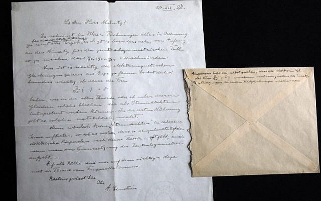 Una fotografía tomada el 6 de marzo de 2018 muestra una carta firmada por el físico ganador del Premio Nobel Albert Einstein con fecha de 1928 sobre la formalización de la "Tercera etapa de la teoría de la relatividad" en exhibición en la casa de subastas Winner's en Jerusalén, antes de ser subastada posteriormente. En la noche con el resto de una serie de nueve. (AFP PHOTO / MENAHEM KAHANA)