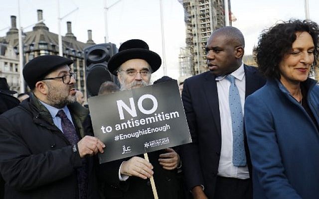 El político del Partido Laborista británico, David Lammy, segundo a la derecha, se une a los miembros de la comunidad judía que protestan contra el líder del partido laborista británico Jeremy Corbyn y el antisemitismo en el Partido Laborista, frente a las Cámaras del Parlamento británico en Londres, 26 de marzo de 2018. . (Tolga Akmen / AFP)
