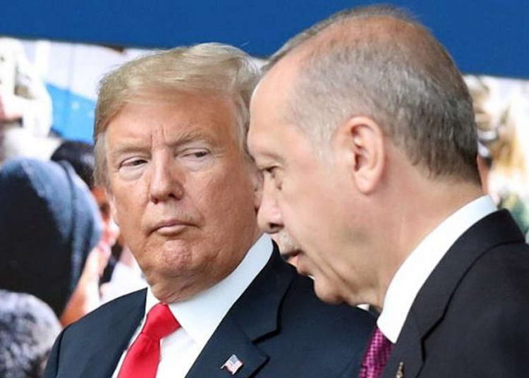 El presidente de EE. UU. Donald Trump (L) y el presidente de Turquía, Recep Tayyip Erdogan (R) llegan a la cumbre de la OTAN, en la sede de la OTAN en Bruselas, el 11 de julio de 2018 (AFP PHOTO / POOL / Tatyana ZENKOVICH)