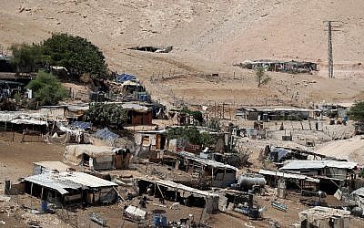 El pueblo beduino de Khan al-Ahmar en Judea y Smaria el 6 de septiembre de 2018. (Ahmad Gharabli / AFP)