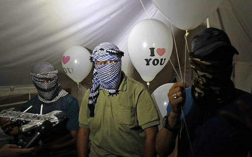 FDI dispara a terroristas de Gaza que lanzan globos incendiarios a Israel