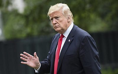 El presidente de los Estados Unidos, Donald Trump, ondea en el jardín sur de la Casa Blanca en Washington, DC, el 27 de septiembre de 2018. (AFP PHOTO / ANDREW CABALLERO-REYNOLDS)
