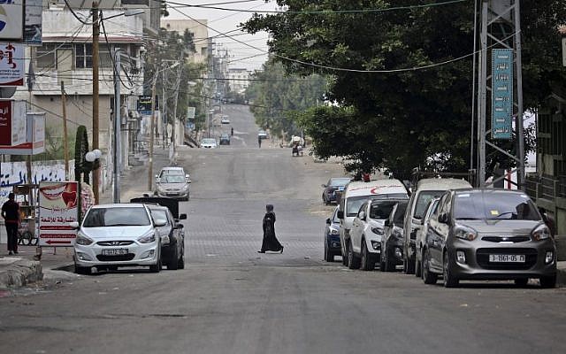 Una mujer camina en una calle vacía durante una huelga general en apoyo de una protesta árabe-israelí contra la "Ley del Estado Nación Judío" en la ciudad de Gaza el 1 de octubre de 2018 (AFP PHOTO / Said KHATIB)