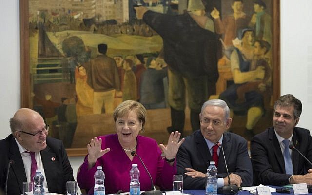 El primer ministro Benjamin Netanyahu y la canciller alemana, Angela Merkel, se reúnen con empresarios israelíes y alemanes en el Museo Israel de Jerusalén el 4 de octubre de 2018. (AFP PHOTO / POOL / ABIR SULTAN)