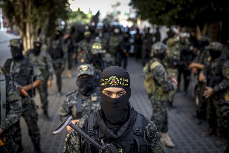 Miembros del grupo terrorista Jihad Islámico Palestino respaldado por Irán marchan durante un desfile militar en la ciudad de Gaza el 4 de octubre de 2018. (Anas Baba / AFP PHOTO)