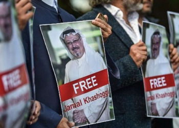 Los manifestantes sostienen fotografías del periodista desaparecido Jamal Khashoggi durante una manifestación frente al consulado de Arabia Saudita en Estambul el 5 de octubre de 2018. (AFP / OZAN KOSE)