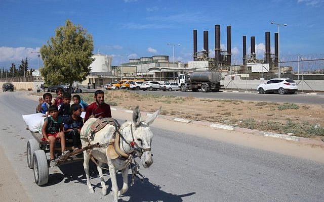 Palestinos montan un burro cerca de la central eléctrica de Gaza en Nuseirat, en el centro de la Franja de Gaza, el 9 de octubre de 2018. (AFP / Said Khatib)