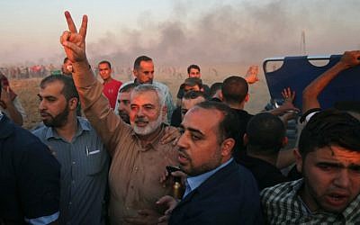 El líder de Hamás en Gaza, Ismail Haniya, muestra la V de la señal de victoria en la frontera entre Israel y Gaza, al este de la ciudad de Gaza, el 12 de octubre de 2018. (Dijo KHATIB / AFP)