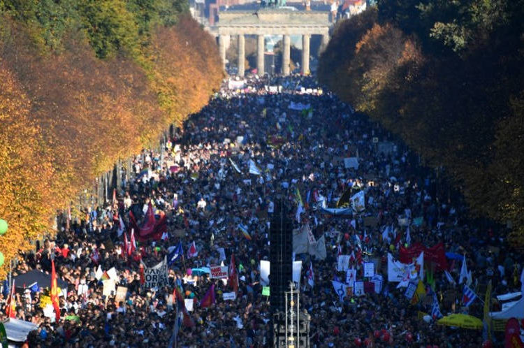 Decenas de miles de personas organizan una marcha contra el racismo en Berlín