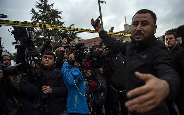La policía turca bloquea los medios de comunicación frente al consulado saudí en Estambul, Turquía, el 15 de octubre de 2018 (Bulent KILIC / AFP)