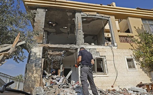 Un zapador israelí verifica una casa en la ciudad de Beersheba, en el sur, después de que un cohete disparó desde la Franja de Gaza dirigida por Hamás el 17 de octubre de 2018.