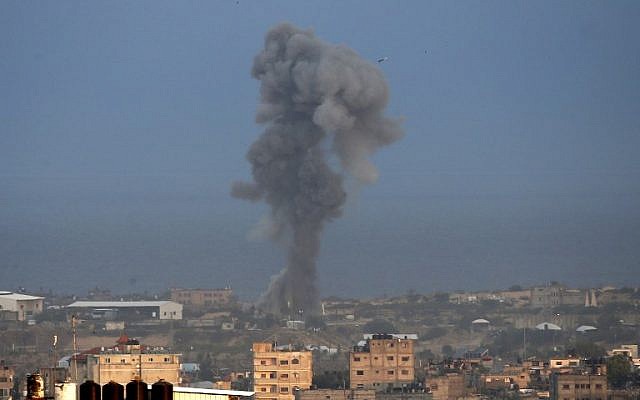 El humo se eleva luego de un ataque aéreo israelí en la ciudad de Rafah, sur de la Franja de Gaza, el 17 de octubre de 2018. (Dijo KHATIB / AFP)