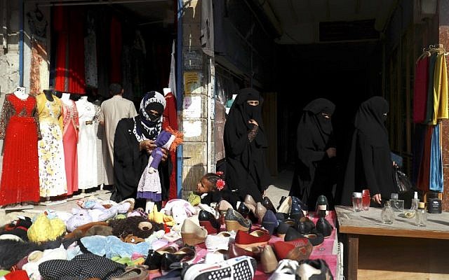 La gente camina en una calle concurrida en la ciudad siria de Raqqa el 18 de octubre de 2018. (Delil Souleiman / AFP)