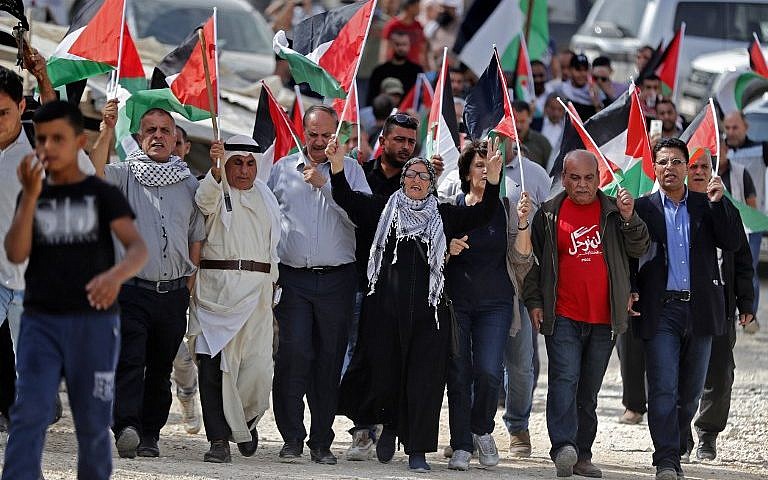 Banderas palestinas durante una manifestación en la aldea beduina de Khan al-Ahmar en Cisjordania sobre los planes de Israel para demolerlo, el 19 de octubre de 2018. (Ahmad Gharabli / AFP)