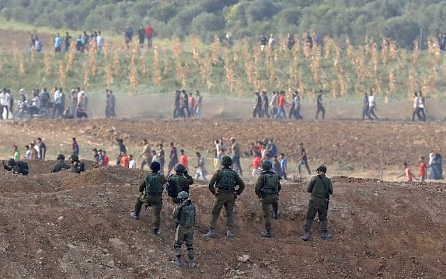 Soldados israelíes que tomaron posición durante enfrentamientos con manifestantes palestinos en la frontera de Gaza el 19 de octubre de 2018 en Nahal Oz (Jack Guez / AFP)