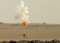 Esta fotografía tomada el 19 de octubre de 2018 en Nahal Oz, desde el lado israelí de la frontera con el noreste de la Franja de Gaza, muestra globos con un presunto dispositivo incendiario lanzado por manifestantes palestinos. (Foto por JACK GUEZ / AFP)