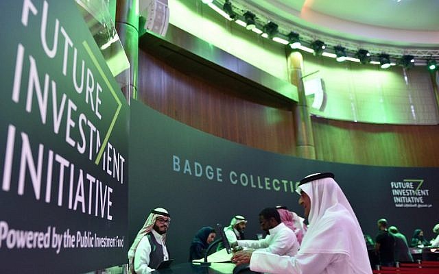 Una fotografía tomada el 22 de octubre de 2018 muestra a los periodistas saudíes que recogen sus credenciales de prensa en el centro de prensa de Future Investment Initiative FII antes de la conferencia que tendrá lugar en Riad del 23 al 25 de octubre (FAYEZ NURELDINE / AFP)