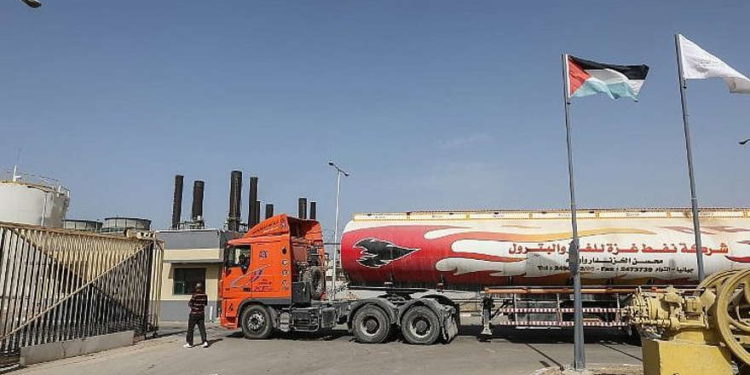 Un camión cisterna entrega combustible a la central eléctrica de Nuseirat en la Franja de Gaza el 24 de octubre de 2018. (Mahmud Hams / AFP)