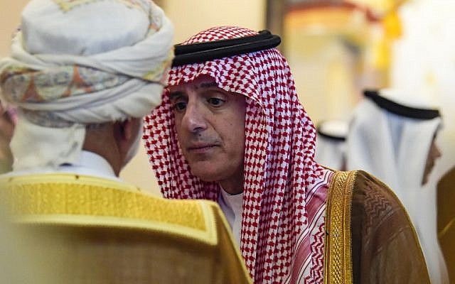 El ministro responsable de asuntos exteriores de Omán, Yusuf bin Alawi, a la izquierda, habla con el ministro de Relaciones Exteriores de Arabia Saudita, Adel Al-Jubeir, cuando asisten al 14º Instituto Internacional de Estudios Estratégicos (IISS), el Diálogo de Manama en la capital de Bahrein, Manama, el 27 de octubre de 2018. (AFP)