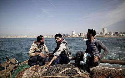 Los pescadores de Gaza comienzan a pescar en la costa de la Franja de Gaza el 3 de abril de 2016. (AFP / Mahmud Hams)