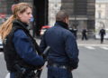 Foto ilustrativa de policías franceses en patrulla cerca del Museo del Louvre en París, 3 de febrero de 2017 (AFP / Alain Jocard)