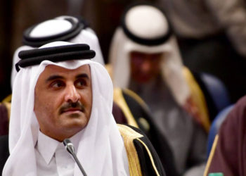 Qatar ha anunciado una promesa de $ 150 millones en ayuda humanitaria para la Franja de Gaza, informó la agencia estatal de noticias de Qatar (CIA) la noche del miércoles. El emir de Qatar, Tamim bin Hamad Al Thani, ordenó al Fondo de Qatar para el Desarrollo enviar la ayuda a Gaza "para disminuir la creciente gravedad de la crisis humanitaria" en el enclave costero, según el informe de QNA. El Fondo de Qatar para el Desarrollo es una organización de ayuda patrocinada por el Estado que apoya proyectos humanitarios y de desarrollo en diferentes partes del mundo. Gaza sufre una infraestructura de agua, electricidad y salud severamente inadecuada, pobreza generalizada y una tasa de desempleo extremadamente alta, tanto debido a los bloqueos israelíes como a los egipcios. Israel dice que es necesario evitar que las armas alcancen a los terroristas de Hamas, y debido al conflicto en curso entre el grupo terrorista de Hamas que gobierna Gaza y la Autoridad Palestina, desde donde Hamas arrebató el control de la Franja en 2007. Los $ 150 millones se entregarán a Gaza a través del Programa de las Naciones Unidas para el Desarrollo y otras partes de la ONU, agrega el informe de QNA, sin detallar a qué sectores de Gaza están destinados los fondos. Foto Un portavoz del PNUD en Jerusalem y el Fondo de Qatar para el Desarrollo no respondieron de inmediato a las solicitudes de comentarios sobre la ayuda que Qatar planea enviar a Gaza. El martes, dos camiones de combustible comprado en Qatar entraron a Gaza para mitigar una gran escasez de energía en la Franja. Los palestinos en la Franja sin generadores de respaldo se enfrentan a largos apagones diariamente. Se espera que docenas de camiones adicionales de combustible comprado en Qatar ingresen a Gaza en los próximos meses, dijo a la prensa Stephane Dujarric, portavoz del secretario general de la ONU, Antonio Guterres, en la sede de la ONU en la ciudad de Nueva York. El informe de QNA no aclaró si el combustible patrocinado por Qatar era una parte de los $ 150 millones que el Fondo de Qatar para el Desarrollo se comprometió a enviar a Gaza o además de eso. En los últimos años, Qatar ha enviado cientos de millones de dólares al enclave costero para ayuda humanitaria, desarrollo y otros proyectos. En septiembre, Gaza marcó la apertura de un complejo de tribunales financiado por Qatar que costó 11 millones de dólares.