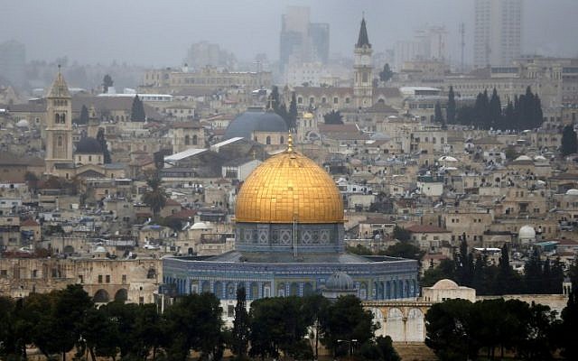 La ciudad vieja de Jerusalén con el santuario de la Cúpula de la Roca en el centro, visto desde el Monte de los Olivos, el 6 de diciembre de 2017. (Foto de AFP / Ahmad Gharabli)