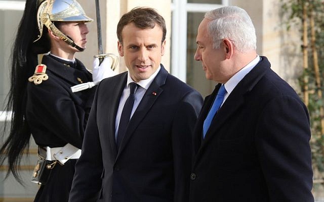 El presidente francés, Emmanuel Macron, a la izquierda, recibe al primer ministro Benjamin Netanyahu a su llegada al Palacio del Elíseo el 10 de diciembre de 2017 en París. (AFP / Ludovic Marin)