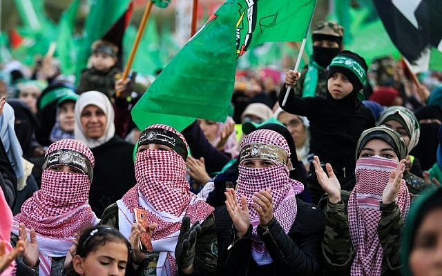 Ilustrativo: los partidarios de Hamás participan en un mitin que conmemora el 30 aniversario de la fundación del movimiento terrorista islamista, en la ciudad de Gaza, el 14 de diciembre de 2017. (Mohammed Abed / AFP)