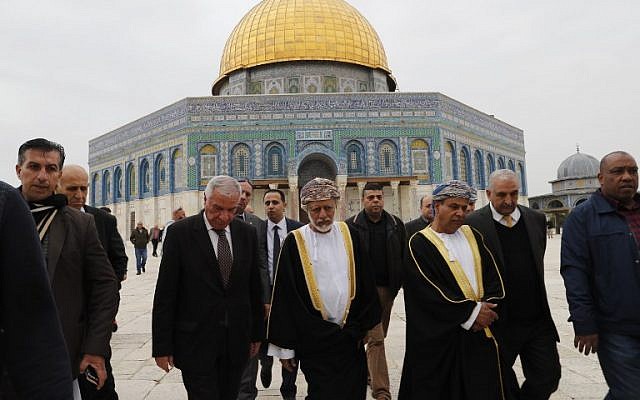 El centro de Yusuf bin Alawi del Ministro de Asuntos Exteriores de Omán visitó el recinto de la Mezquita Al-Aqsa en el Monte del Templo en la ciudad vieja de Jerusalén, el 15 de febrero de 2018. (Ahmad Gharabli / AFP)