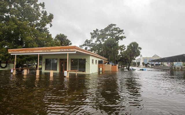El Cooter Stew Cafe comienza a tomar agua en la ciudad de Saint Marks cuando el huracán Michael empuja la tormenta en los ríos Wakulla y Saint Marks, que se reúnen el 10 de octubre de 2018 en Saint Marks, Florida. Se pronostica que el huracán azotará el Panhandle de Florida en una posible tormenta de categoría 4. (Mark Wallheiser / Getty Images / AFP)