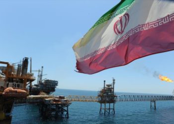 Cinco estadounidenses acusados de planear vender petróleo iraní a China