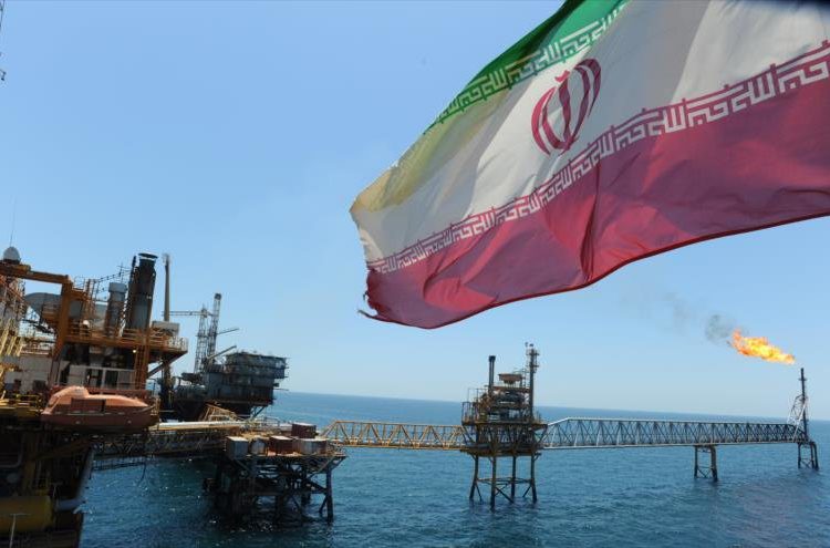 Cinco estadounidenses acusados de planear vender petróleo iraní a China
