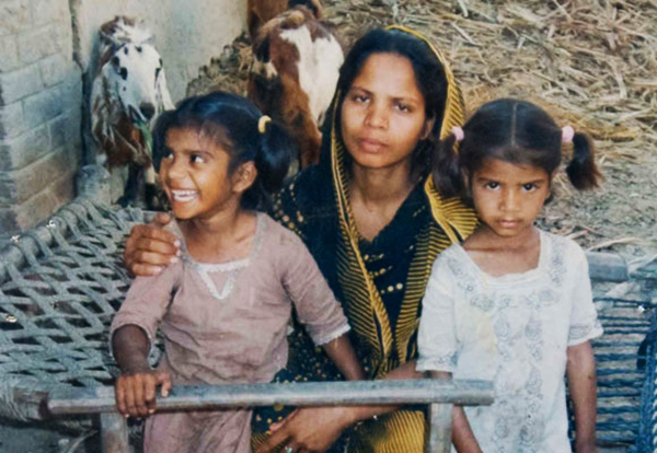Asia Bibi y dos de sus cinco hijos, fotografiados antes de su encarcelamiento en el corredor de la muerte en 2010 por "blasfemia".