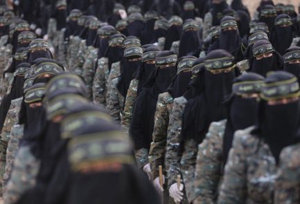 Mujeres terroristas palestinas del Jihad Islámico marchan en Gaza