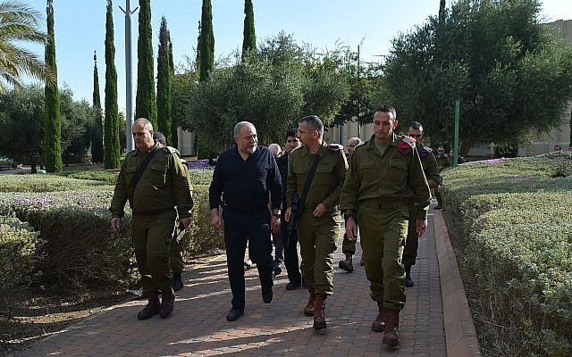 El ministro de Defensa, Avigdor Liberman, se reúne con oficiales del Comando Sur de las FDI el 16 de octubre de 2018. (Ariel Hermoni / Ministerio de Defensa)