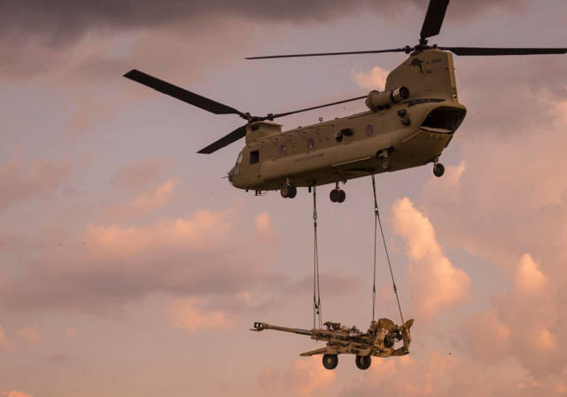 El helicóptero Chinook de Boeing transporta un Howitzer / BOEING