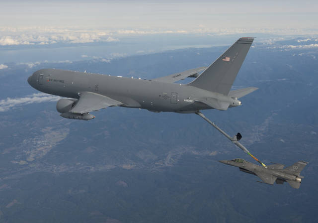 Avión de reabastecimiento de combustible KC-46 de Boeing / BOEING